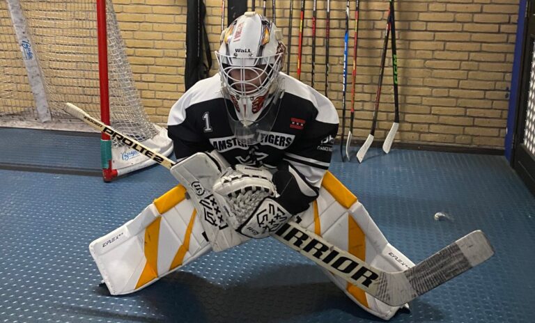 eugd goalie sluit ogen voor visualisatie-oefening, mentale training en focus”